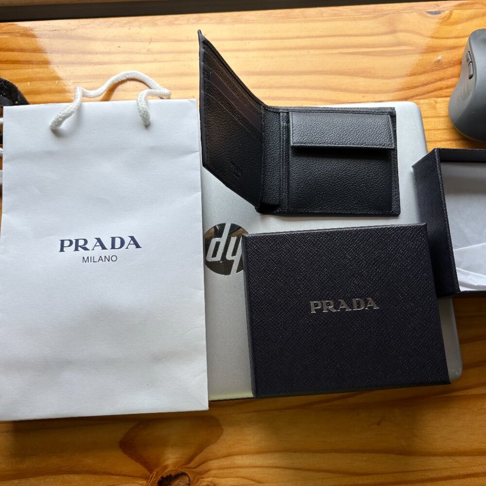 Prada wallet (AUTHENTIC)
